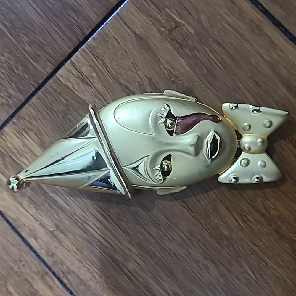 Vintage harlequin crying clown brooch/pin. Gold tone